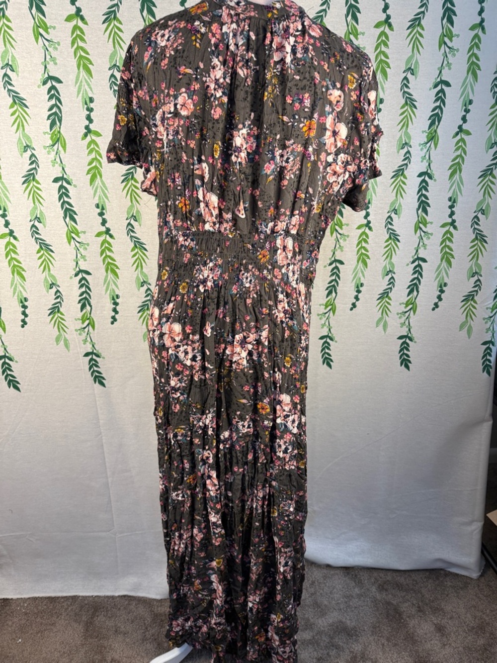 Smocked Floral V-Neck Maxi Dress in Charcoal Gray and Pink C2 - Picture 3 of 3
